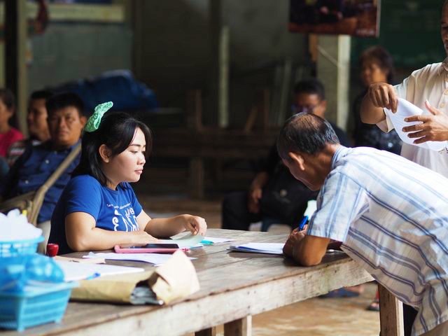 PurProjet-Farmer-signing-to-participate-in-a-planting-wave2