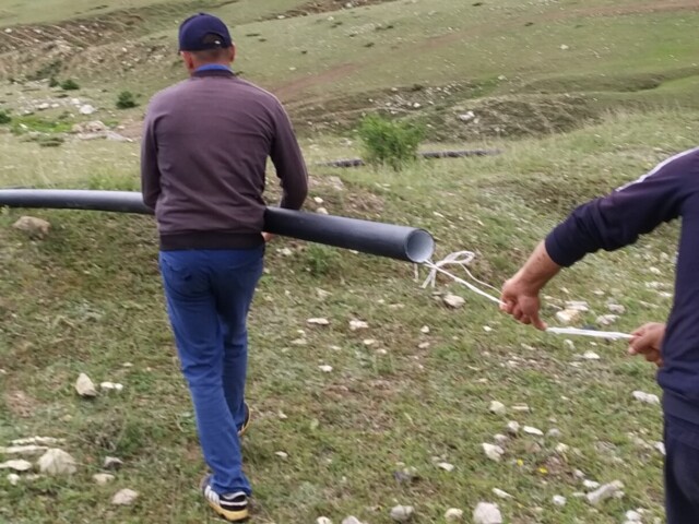 Les villageois de Dzoraglukh, en Arménie, installent des tuyaux d'irrigation pour amener l'eau à la zone forestière ©ONG Shen