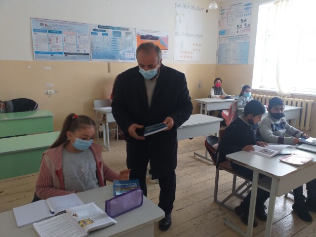 Le manuel "Éducation et écologie" est distribué aux enseignants et aux élèves du village de Dzoraglukh ©ONG Shen